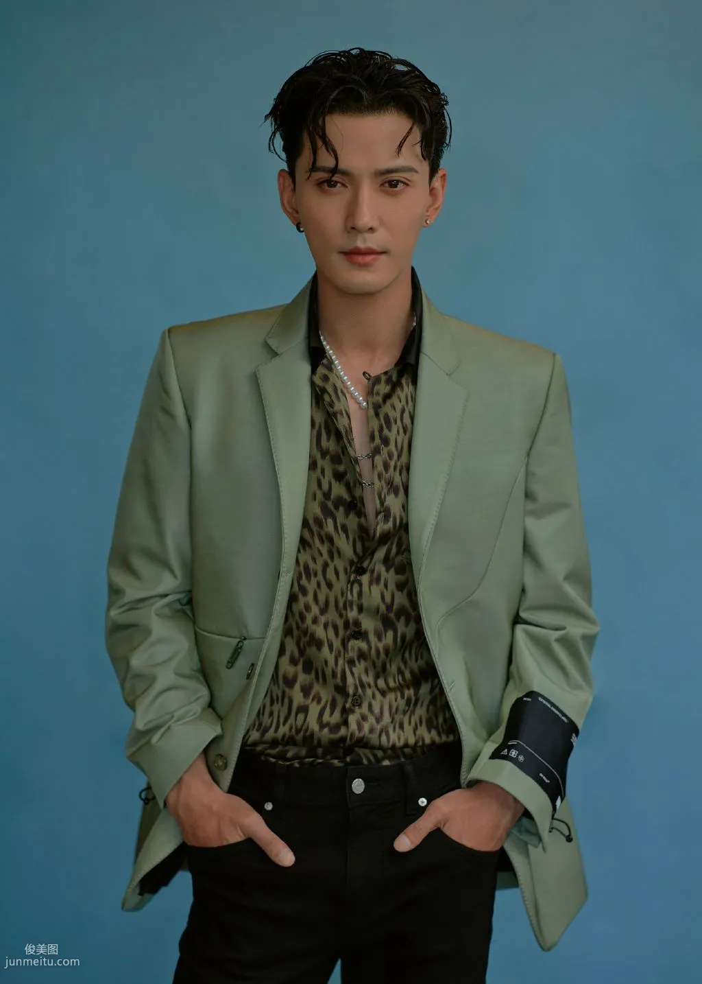 徐正溪中分卷发发型帅气硬朗写真，潮流豹纹衬衫吸人眼球套图3