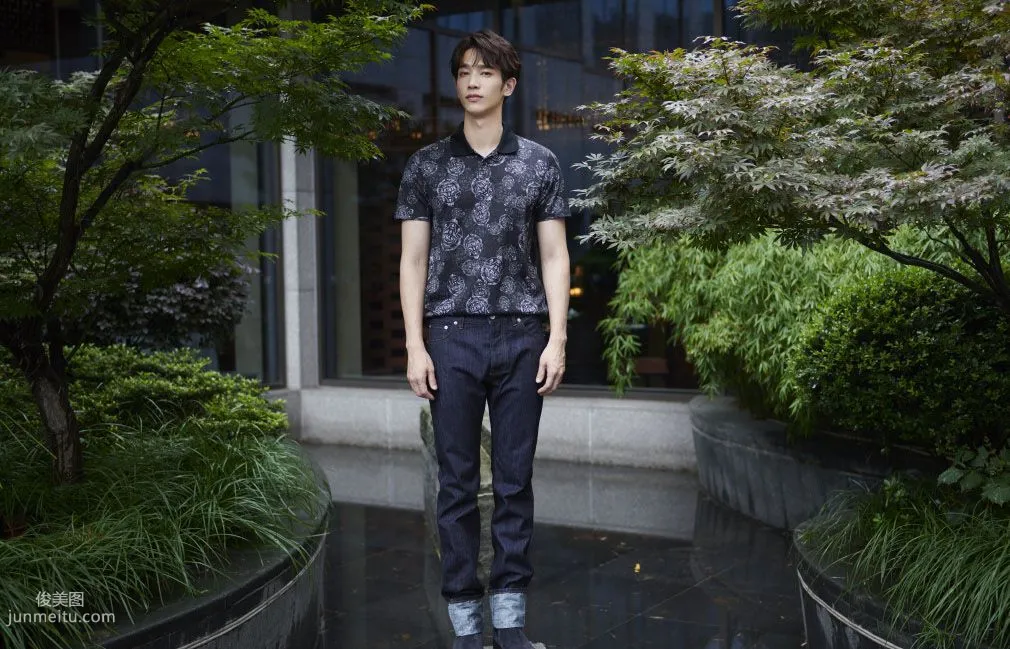 Taiwanese Handsome Guy Jasper Liu Leisurely Strolling in the Garden Photo Set photo 6