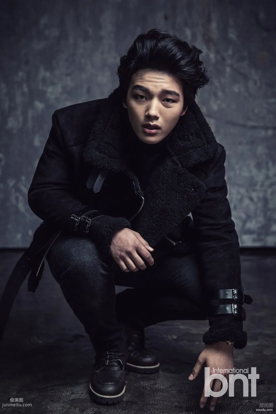 Lv Zhenjiu Black Coat High-Definition Fashion Handsome Photo Set photo 3