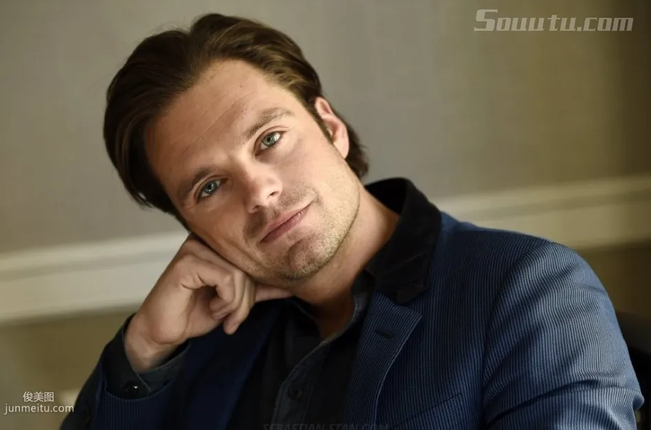 西装帅哥塞巴斯蒂安-斯坦（Sebastian Stan）写真套图1