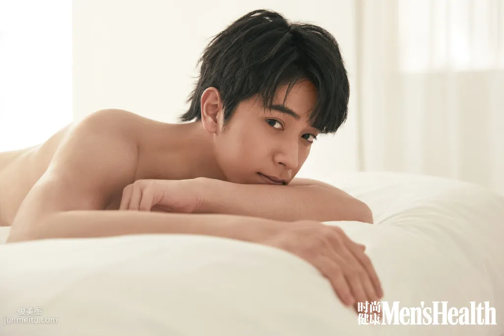 Muscular Handsome Star Chen Ruoxuan Half-Nude Upper Body Photo Set, Showing Off Eight Sexy Abs photo 3