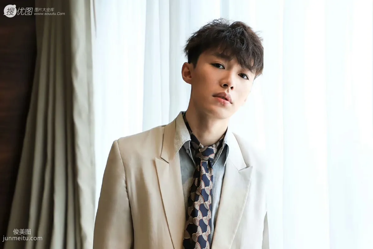Dai Xu White Suit and Tie Home Photos photo 2