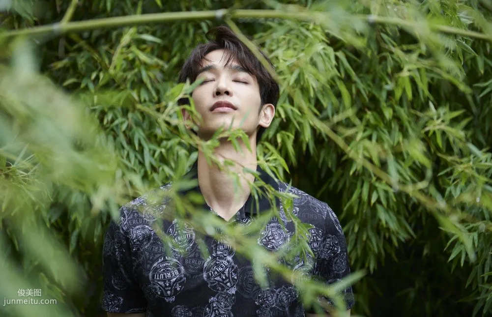 Taiwanese Handsome Guy Jasper Liu Leisurely Strolling in the Garden Photo Set photo 7