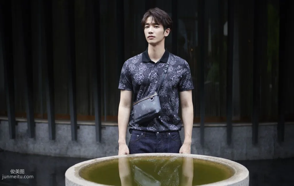 Taiwanese Handsome Guy Jasper Liu Leisurely Strolling in the Garden Photo Set photo 2