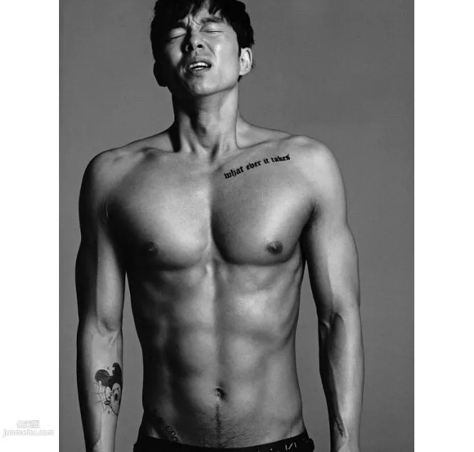 演員孔劉半裸上身大秀腹肌，紋身，頹廢感十足黑白寫真圖片 3