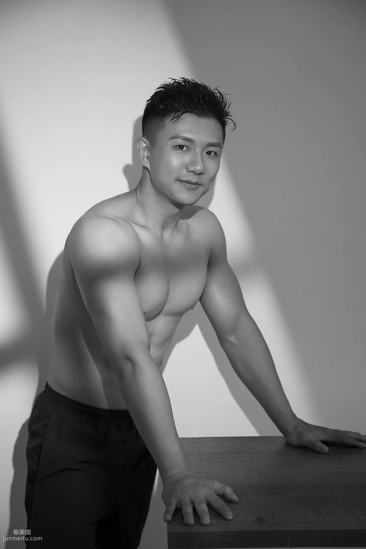 運動明星陳一冰微博曬寫真，半裸上身首秀肌肉，線條完美 1