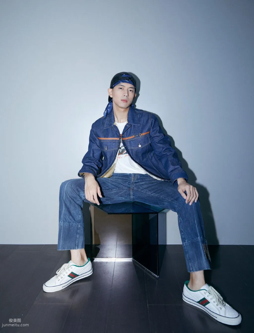 绑着头巾，穿着牛仔衣裤套装的帅哥明星潮男李现图片套图3