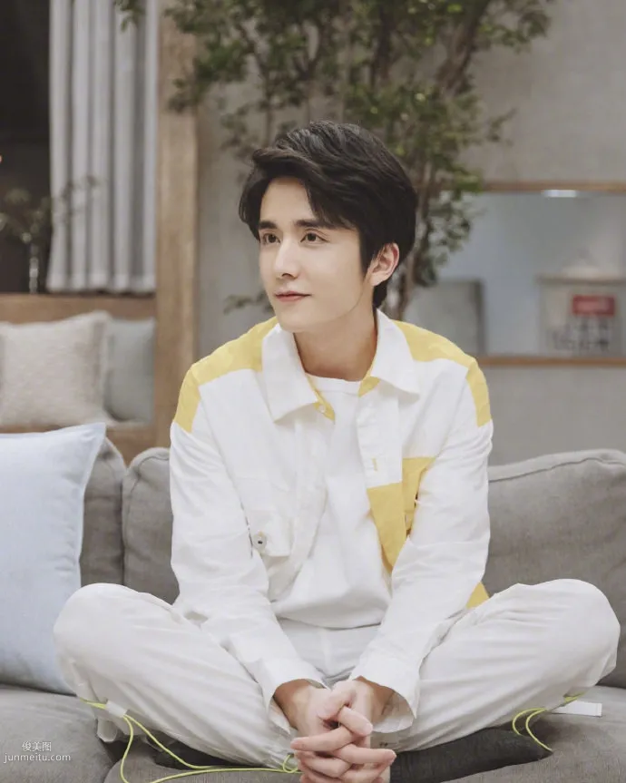 湖北帅哥张新成《朋友请听好》剧照，身穿白黄拼接外套干净清爽套图5