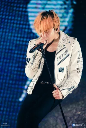 韓國帥男團BigBang演出舞台照，燈光閃爍，魅力四射
