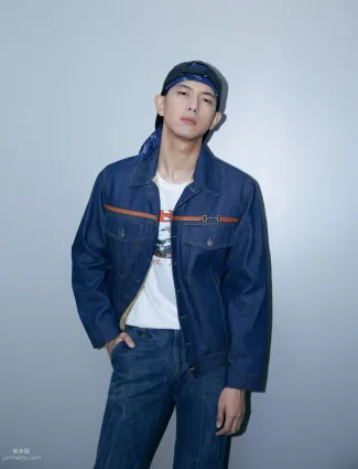 綁着頭巾，穿着牛仔衣褲套裝的帥哥明星潮男李現圖片
