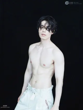 肌肉男李棟旭高清肌肉寫真圖片，盡顯完美身材比例