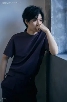 男低音歌手王晰帥氣休閑裝小白鞋雜志寫真圖片