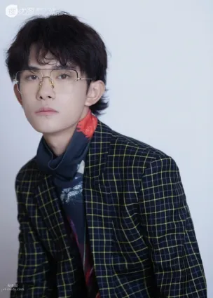 小帥哥易烊千玺化身西裝紳士，戴金邊眼鏡魅力十足