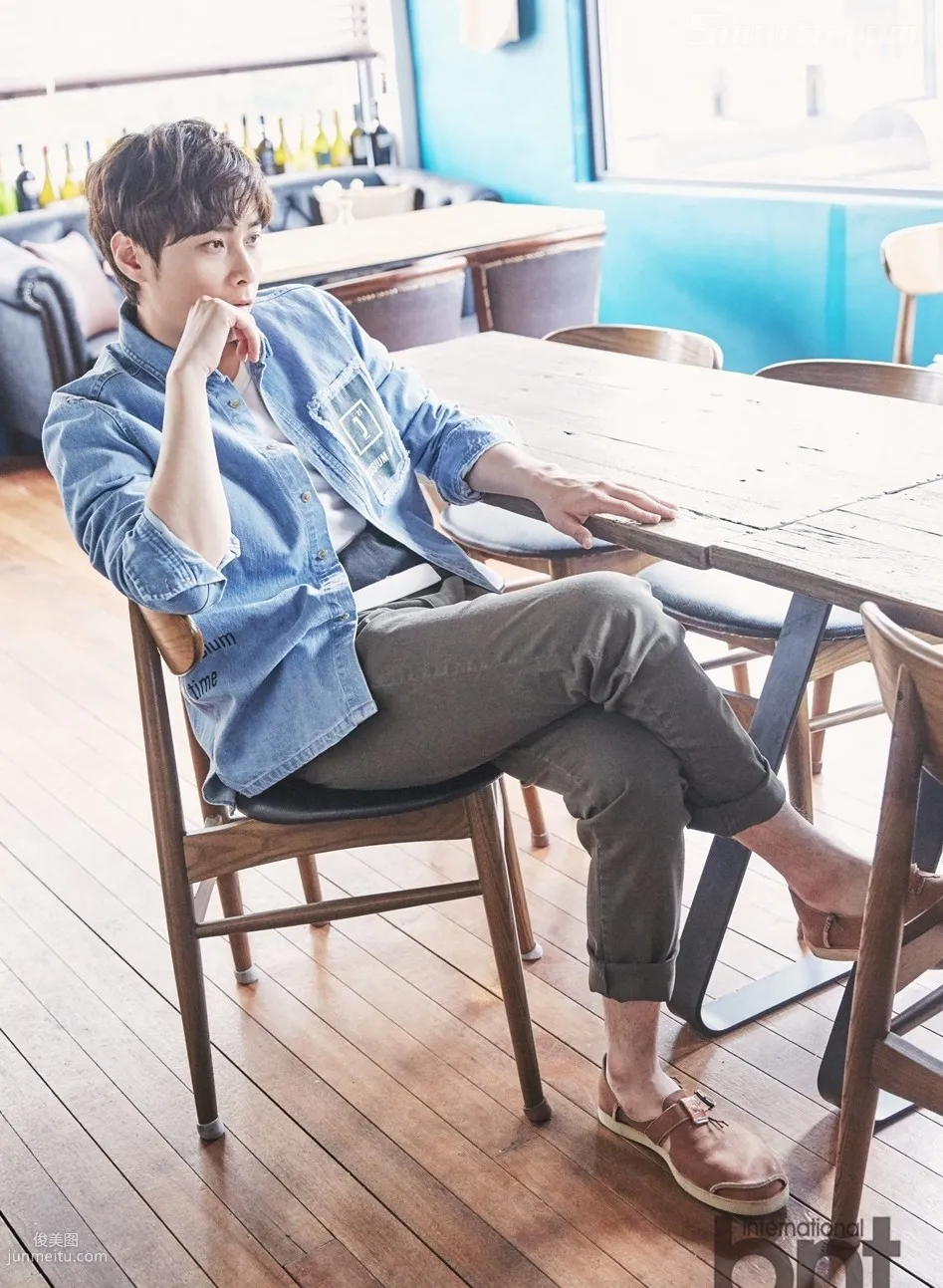 Min Jingxun Casual and Free Home Photo Set, Fully Showing Steady and Intellectual Mature Man Essence photo 5