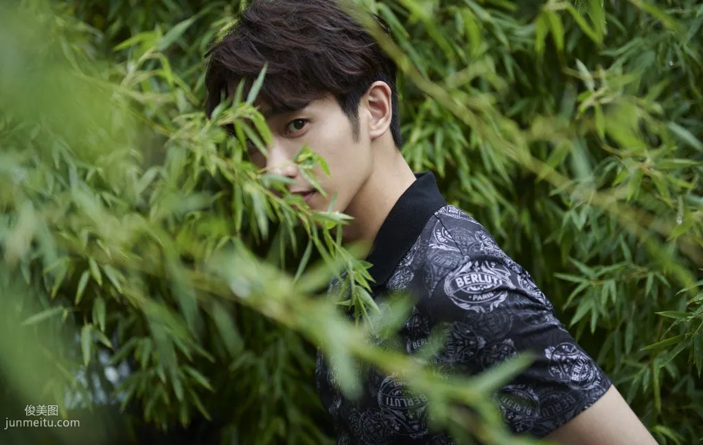 Taiwanese Handsome Guy Jasper Liu Leisurely Strolling in the Garden Photo Set photo 8