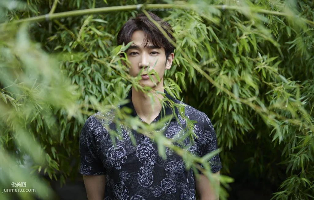 Taiwanese Handsome Guy Jasper Liu Leisurely Strolling in the Garden Photo Set photo 4
