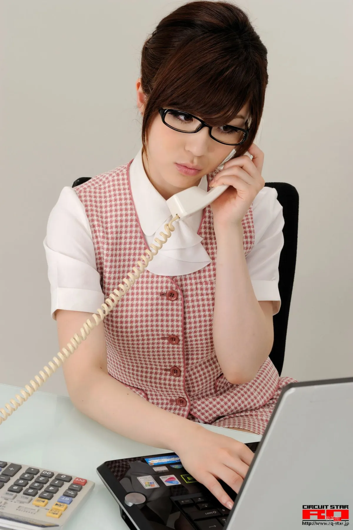 [RQ-STAR] NO.00365 荒木よし穂 Office Lady 辦公室女郎 寫真集 56