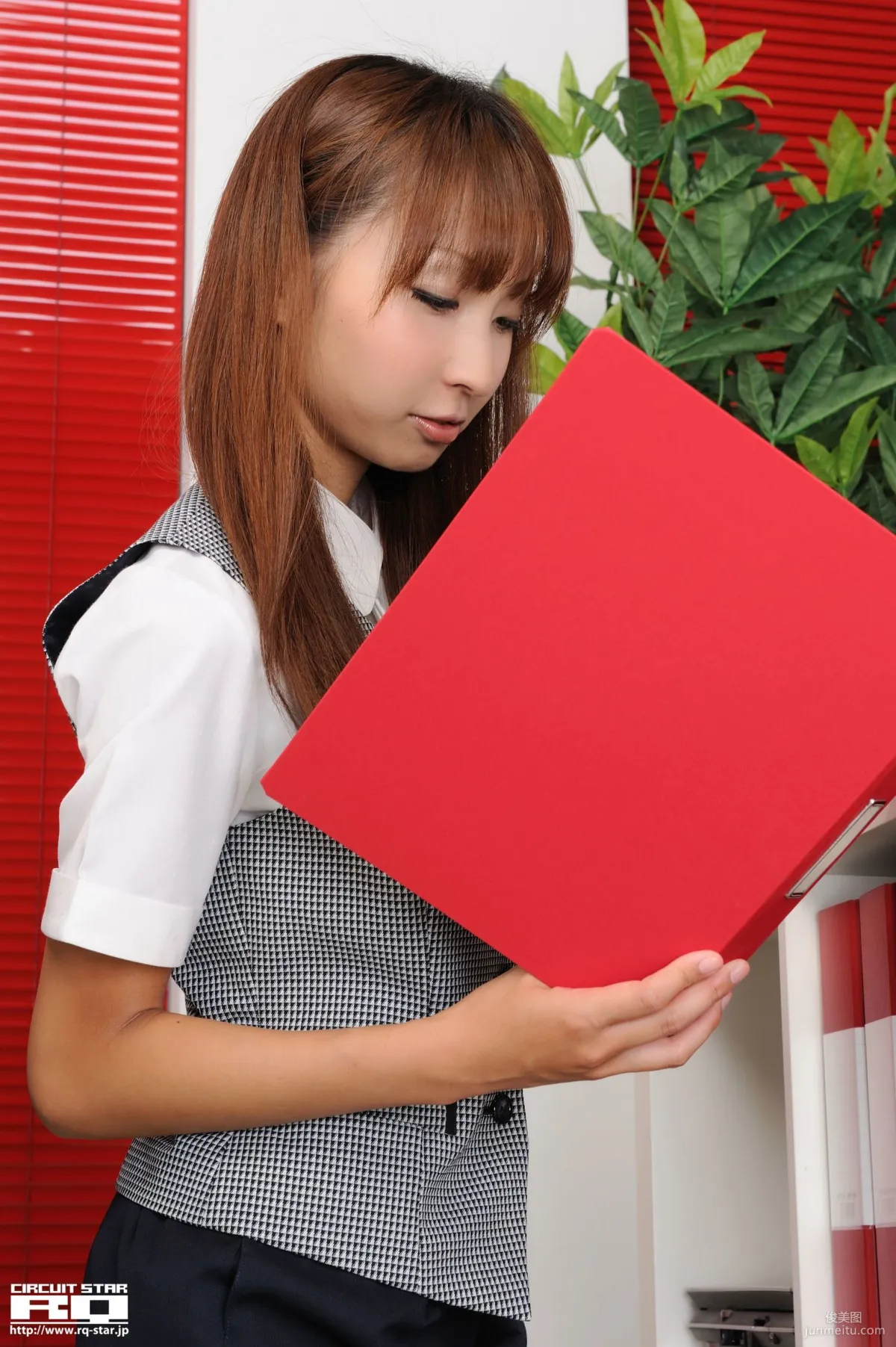 [RQ-STAR] NO.00367 Kasumi Kamijyo 上條かすみ Office Lady 寫真集 28