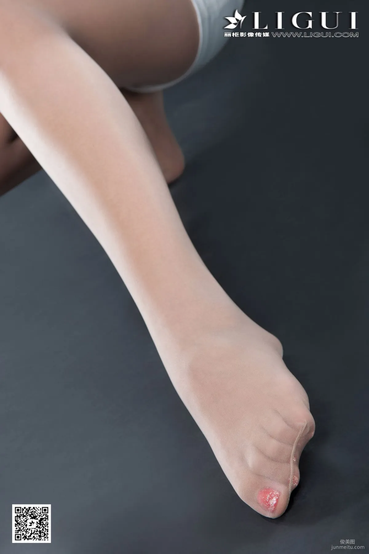 Model Tian Tian, Workwear Meat Stockings Silk Feet Complete Upper and Lower Collection [LiGui] Beautiful Legs and Jade Feet Photo Pictures photo 17