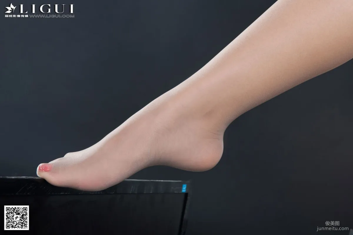 Model Tian Tian, Workwear Meat Stockings Silk Feet Complete Upper and Lower Collection [LiGui] Beautiful Legs and Jade Feet Photo Pictures photo 8
