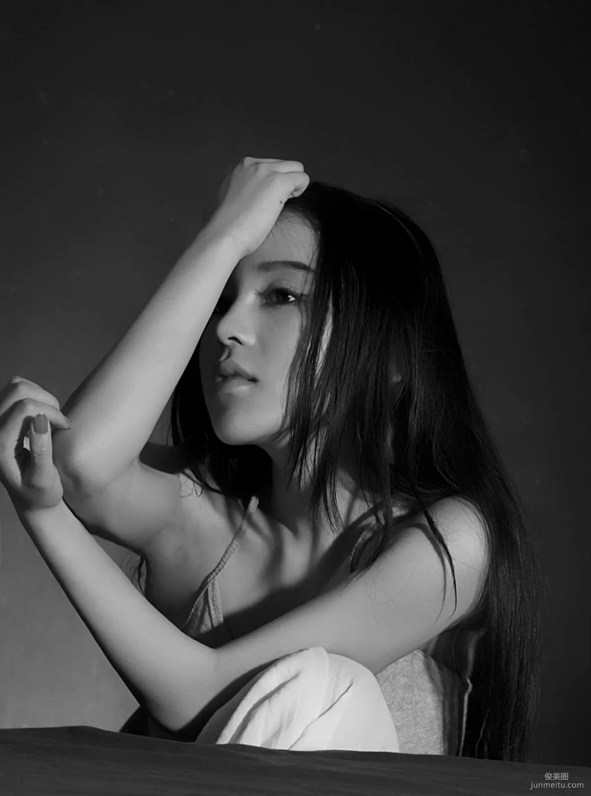 Mixed-Race Beauty Model Shi Yiyi Studio Shoot Photo Set photo 15
