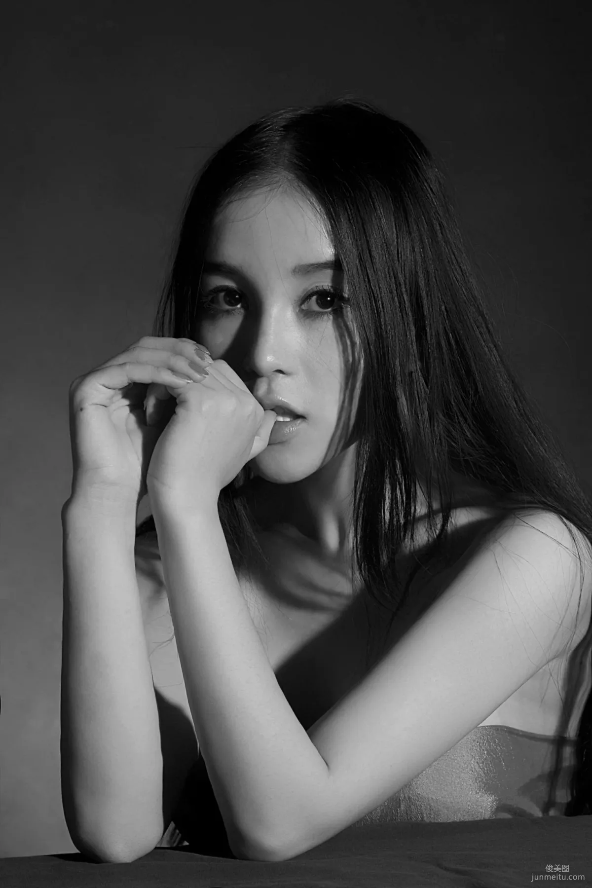 Mixed-Race Beauty Model Shi Yiyi Studio Shoot Photo Set photo 16