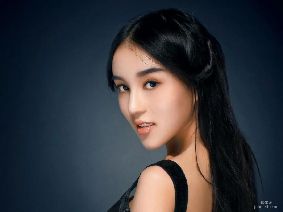 Mixed-Race Beauty Model Shi Yiyi Studio Shoot Photo Set photo 3