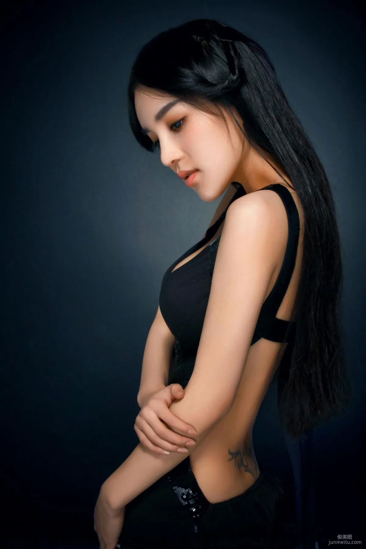 Mixed-Race Beauty Model Shi Yiyi Studio Shoot Photo Set photo 2