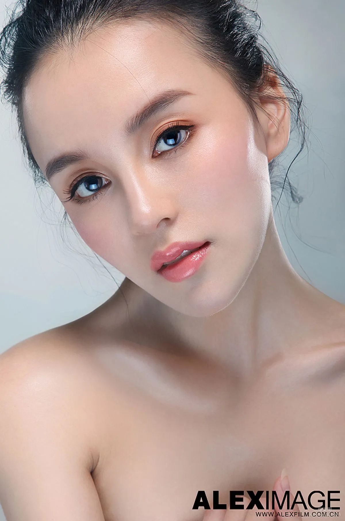 Mixed-Race Beauty Model Shi Yiyi Studio Shoot Photo Set photo 35