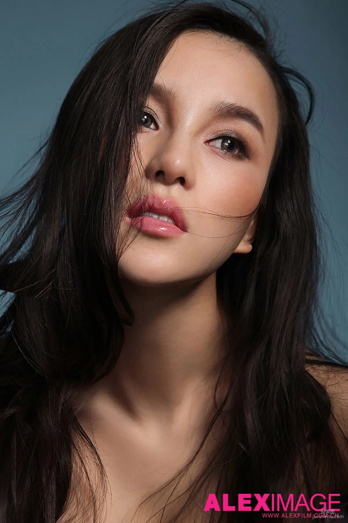 Mixed-Race Beauty Model Shi Yiyi Studio Shoot Photo Set photo 32
