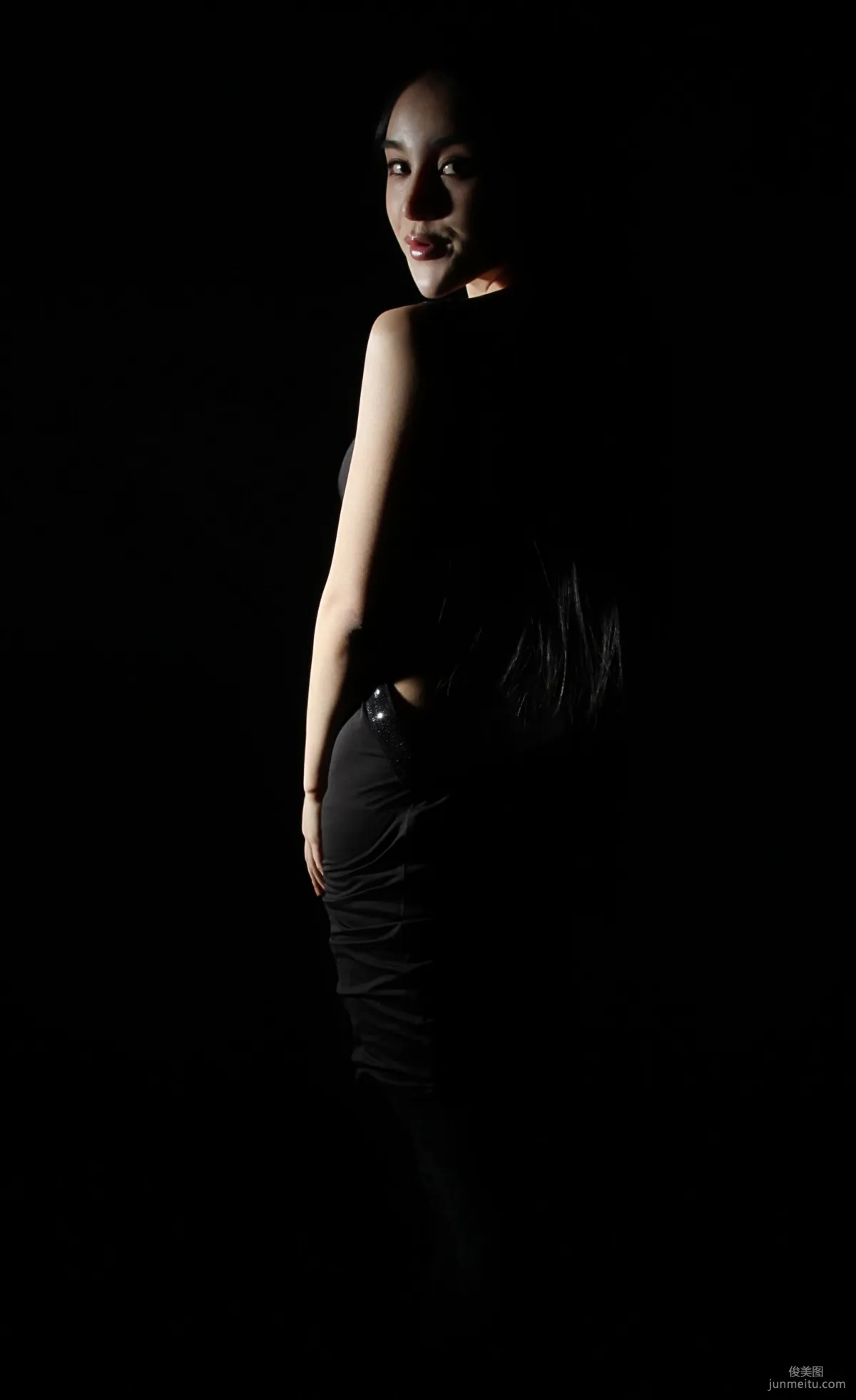 Mixed-Race Beauty Model Shi Yiyi Studio Shoot Photo Set photo 11