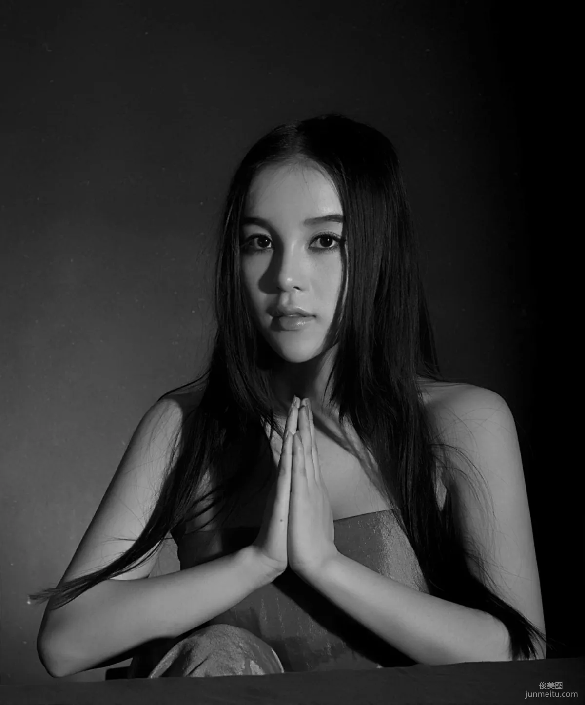 Mixed-Race Beauty Model Shi Yiyi Studio Shoot Photo Set photo 12