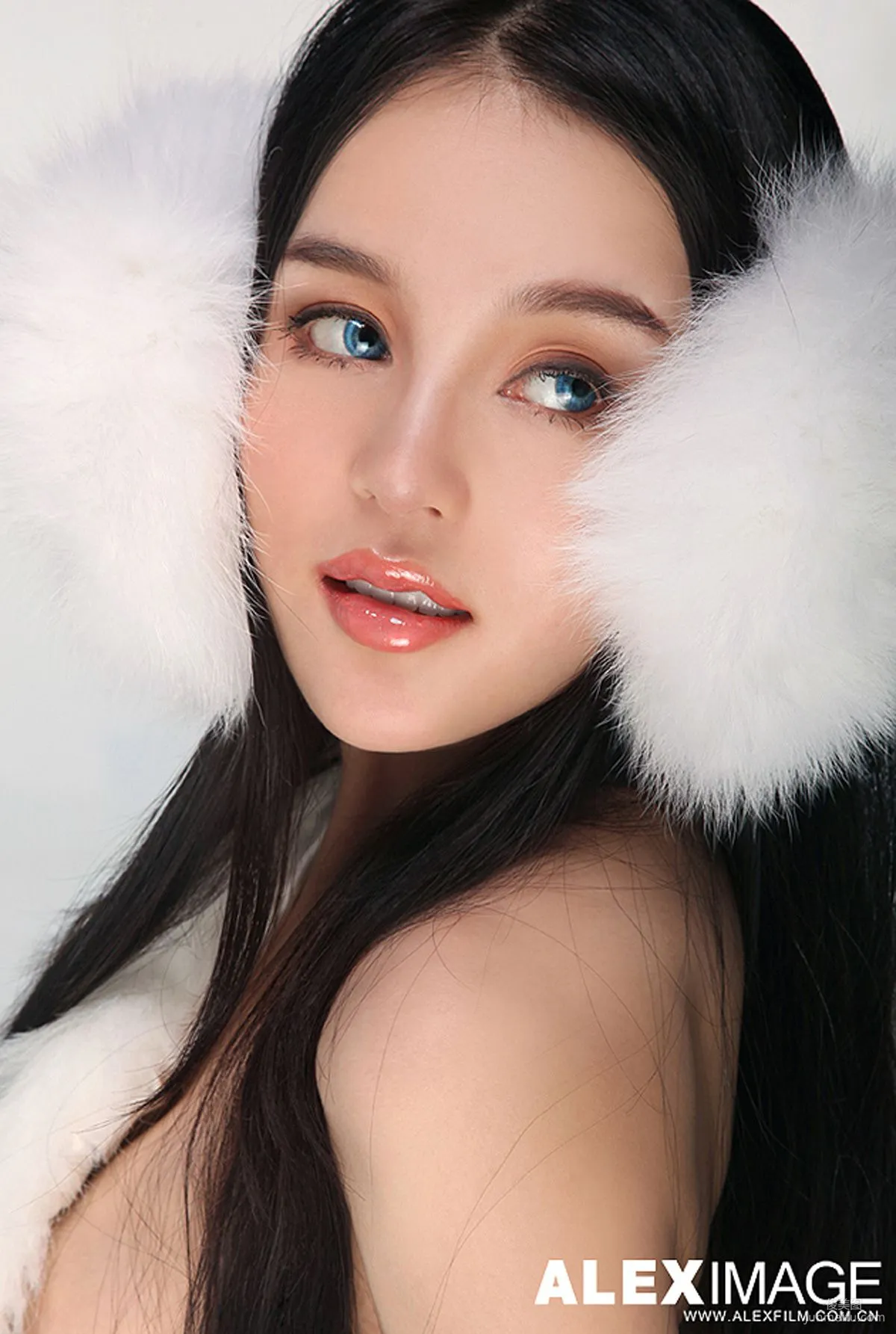 Mixed-Race Beauty Model Shi Yiyi Studio Shoot Photo Set photo 38