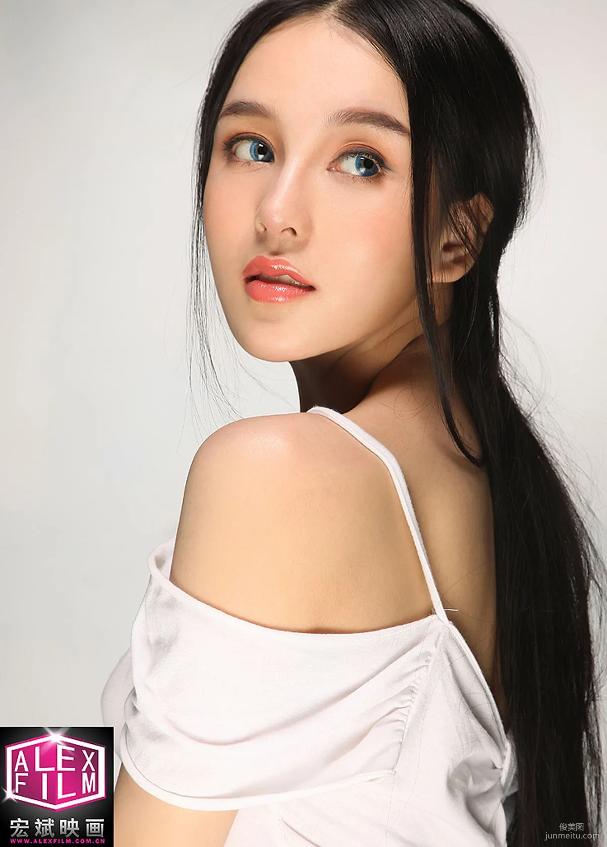 Mixed-Race Beauty Model Shi Yiyi Studio Shoot Photo Set photo 34