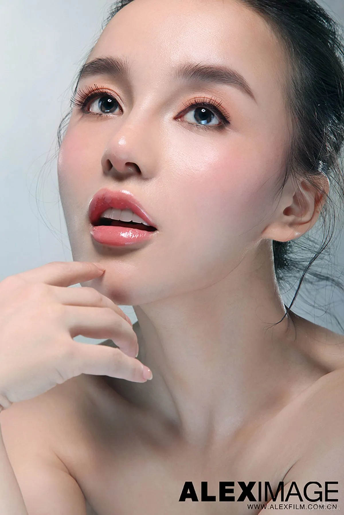 Mixed-Race Beauty Model Shi Yiyi Studio Shoot Photo Set photo 37