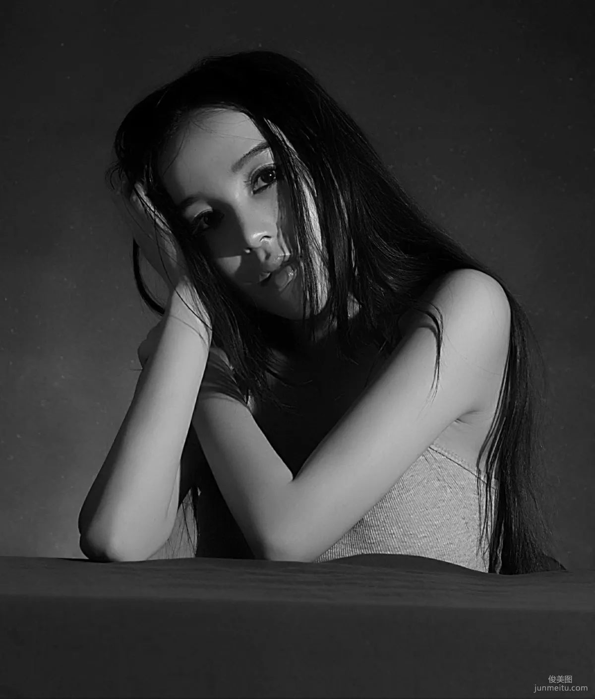 Mixed-Race Beauty Model Shi Yiyi Studio Shoot Photo Set photo 14