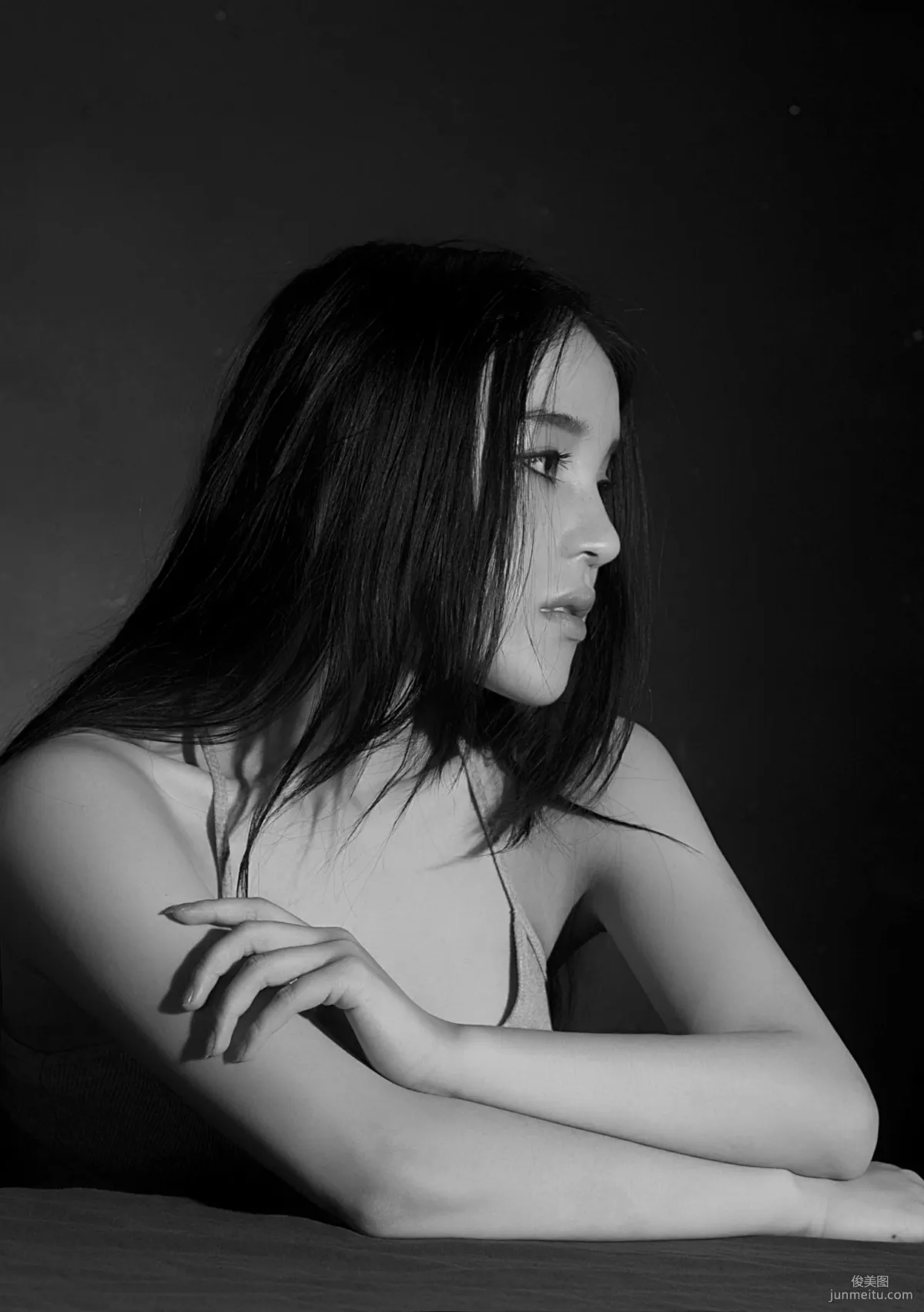 Mixed-Race Beauty Model Shi Yiyi Studio Shoot Photo Set photo 13