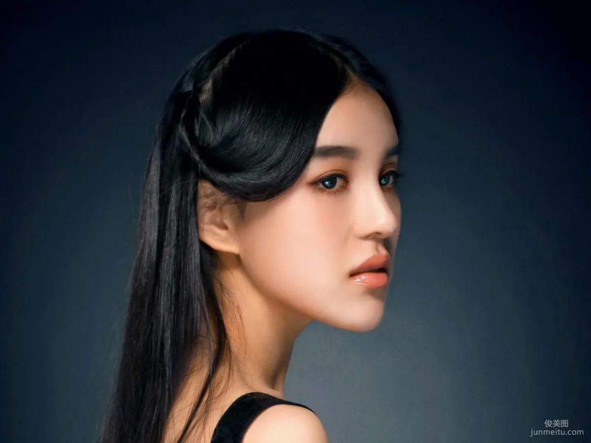 Mixed-Race Beauty Model Shi Yiyi Studio Shoot Photo Set photo 4