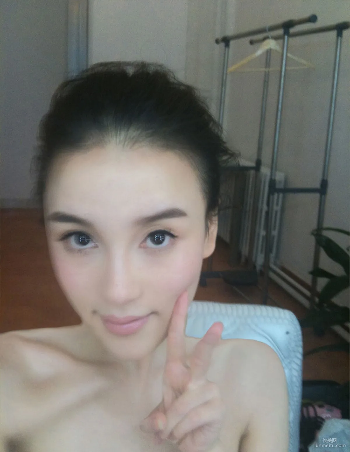Mixed-Race Beauty Model Shi Yiyi Studio Shoot Photo Set photo 17