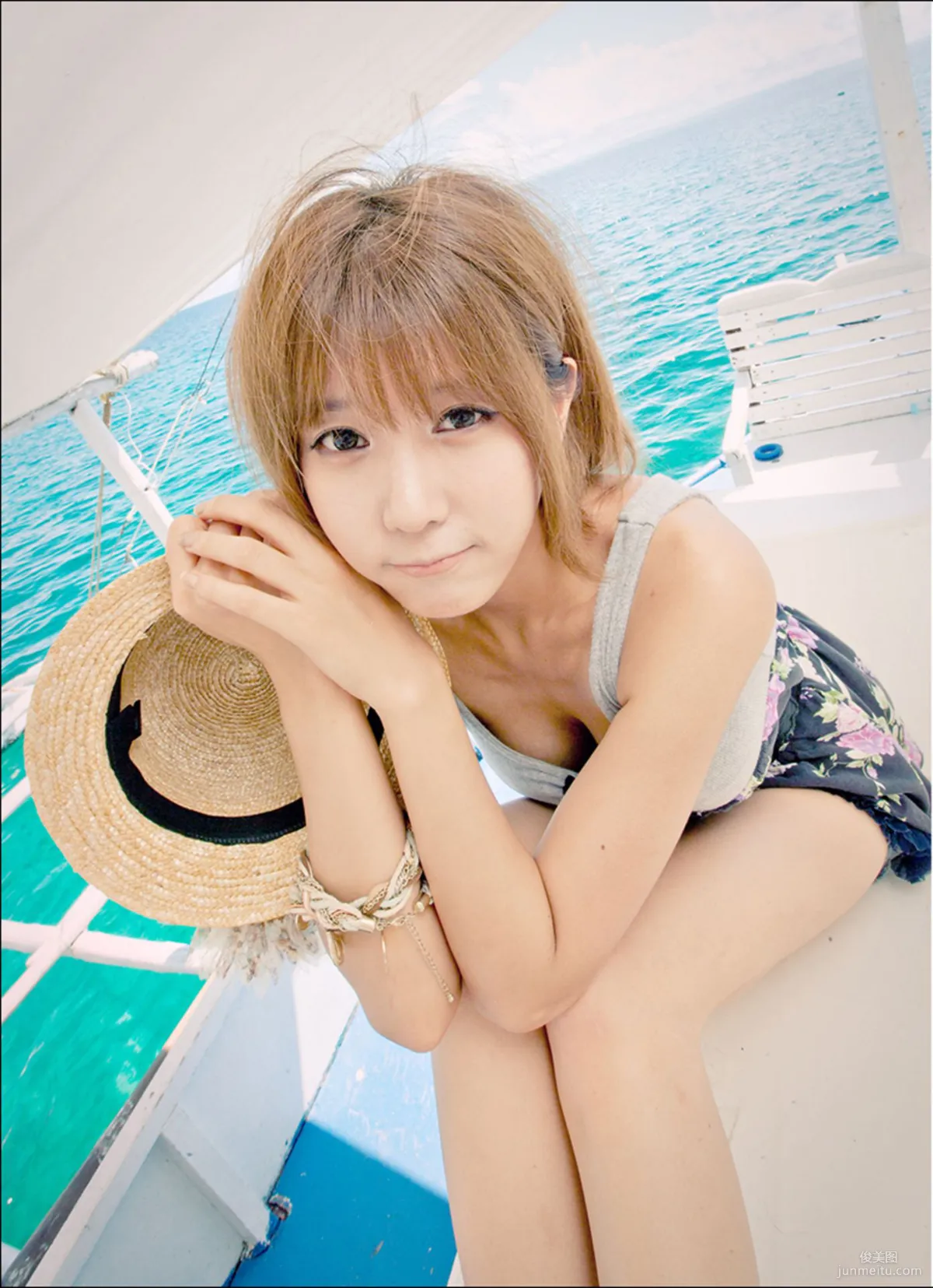 许允美《海上游艇女神》写真集86