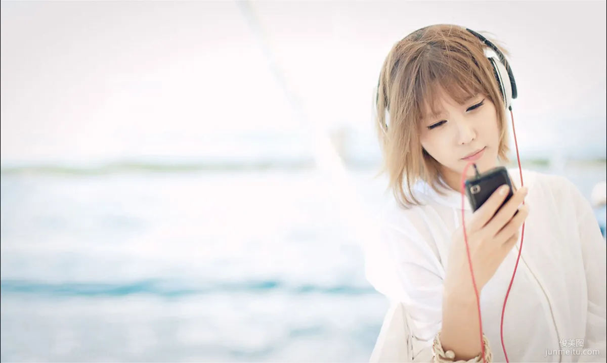 Heo Yun Mi (허윤미) "Fresh Headphone Girl" Photo Set photo 25