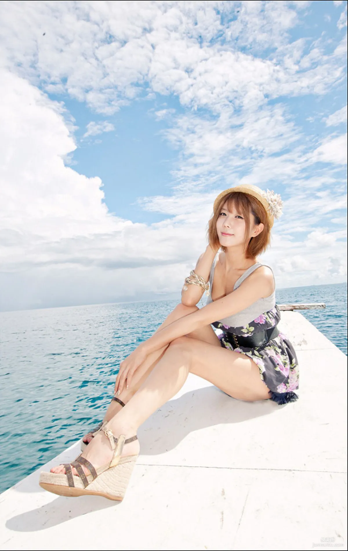 许允美《海上游艇女神》写真集6