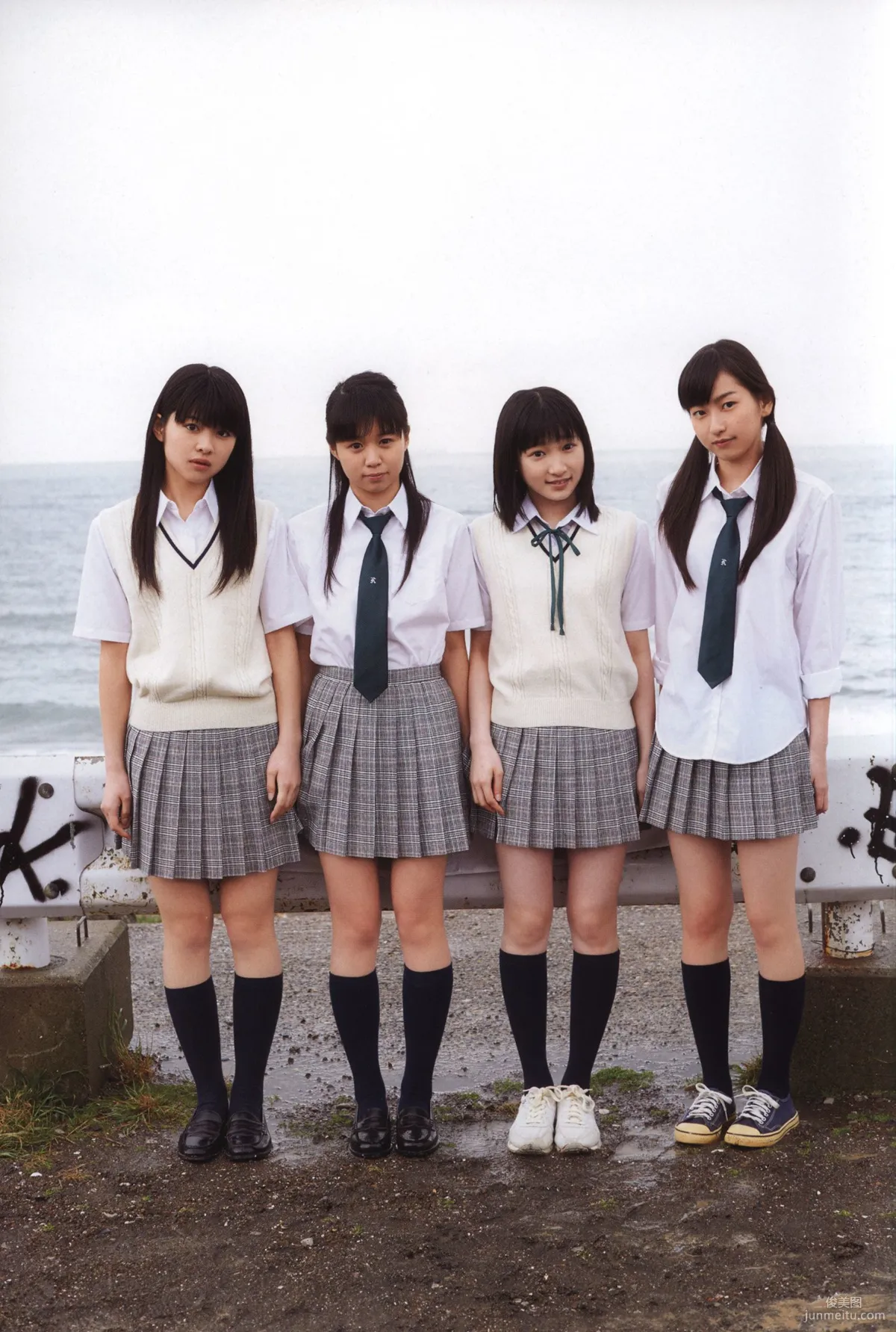 日本美少女組合Juice=Juice《OFFICIAL PHOTO BOOK》寫真集 13