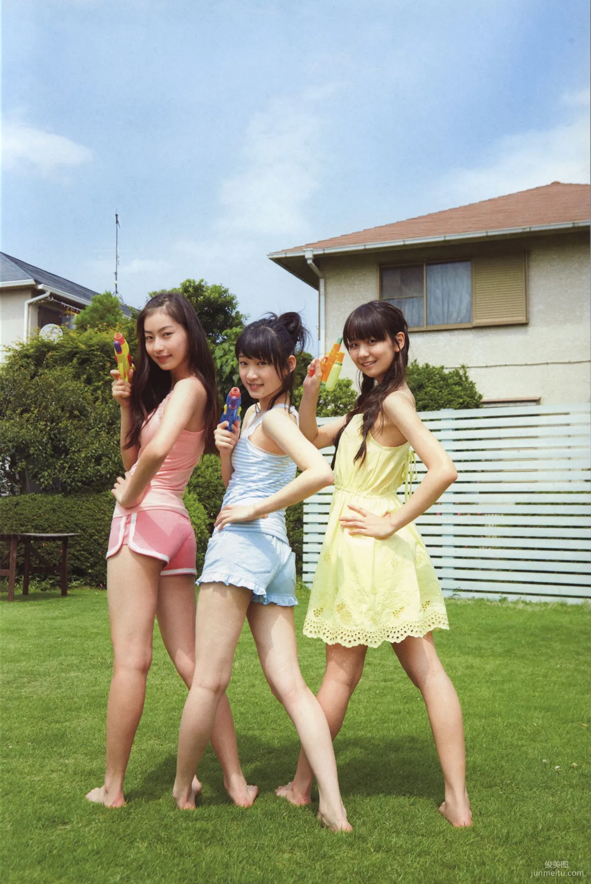 日本美少女組合Juice=Juice《OFFICIAL PHOTO BOOK》寫真集 24