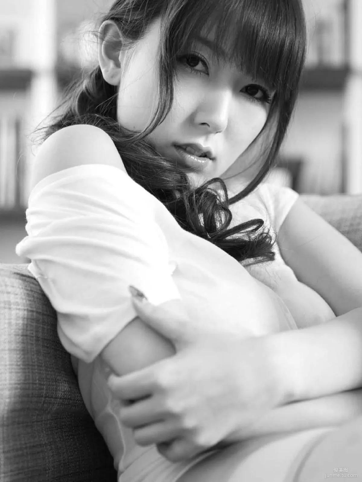 Yui Hatano "Love LOVE Devil Chapter" Photo Book photo 56