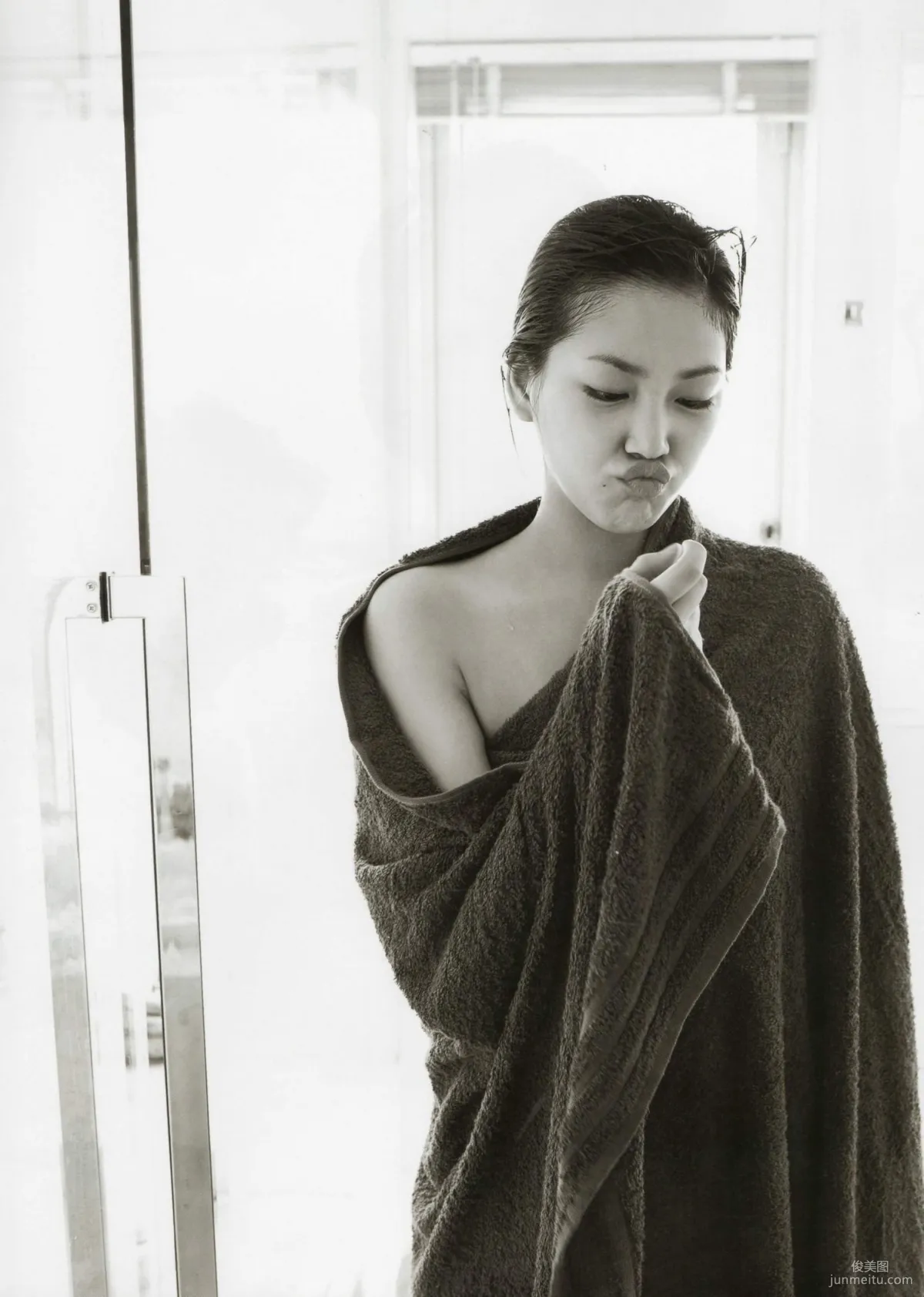 Seika Taketomi "A message from OWL" Photo Set photo 46