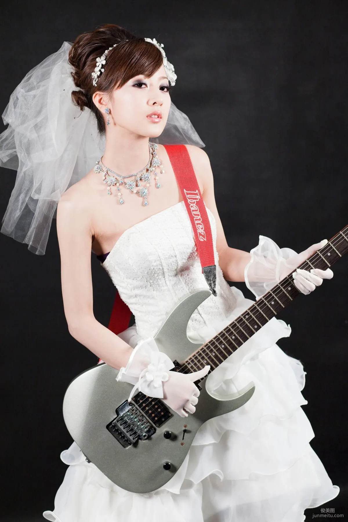 張允霏/果子MM《創意婚紗潮流風》寫真集 23