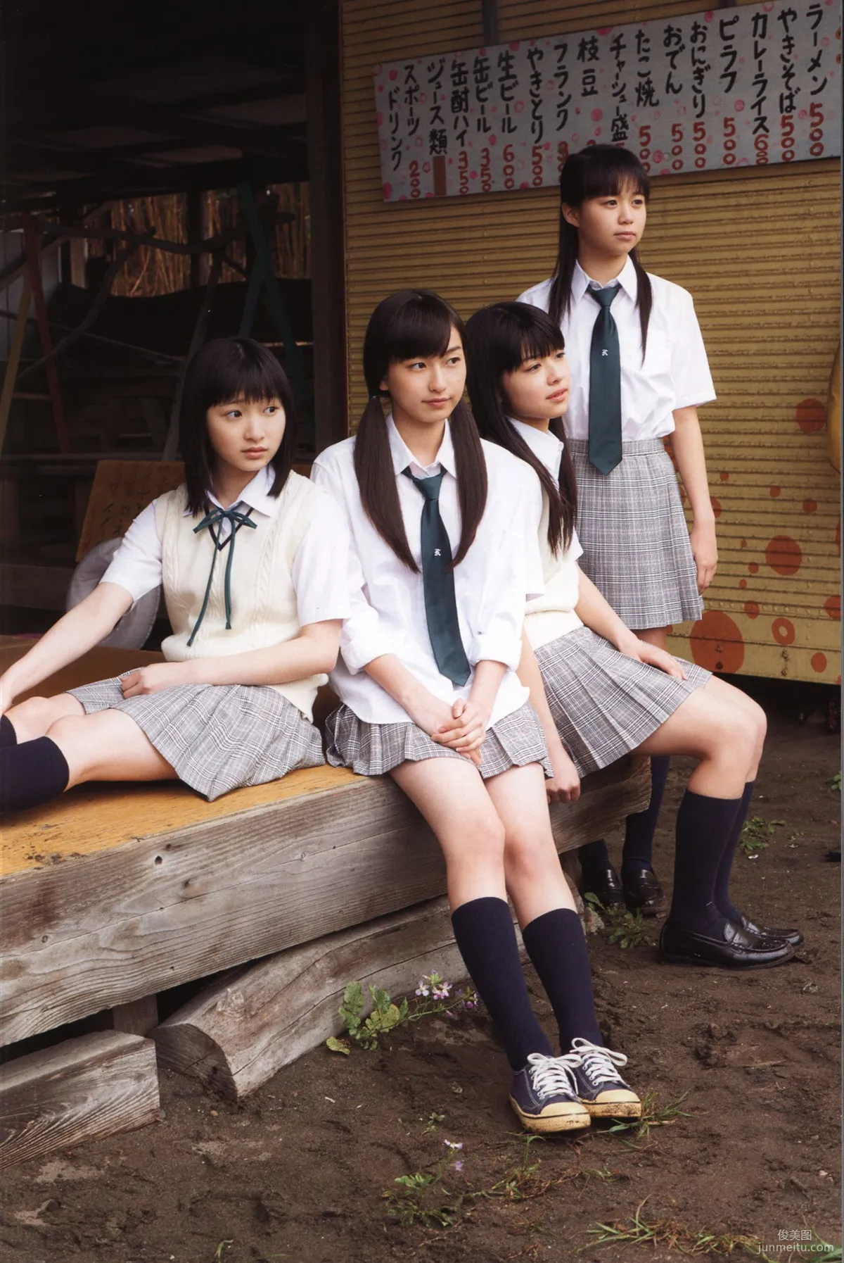 日本美少女組合Juice=Juice《OFFICIAL PHOTO BOOK》寫真集 18