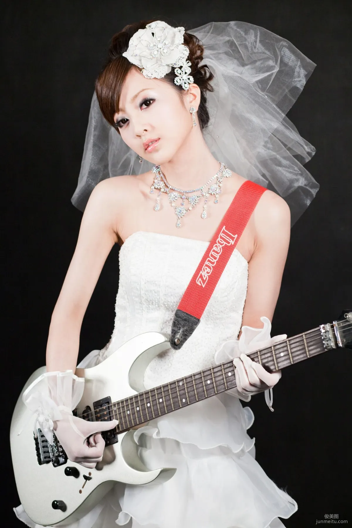 張允霏/果子MM《創意婚紗潮流風》寫真集 20