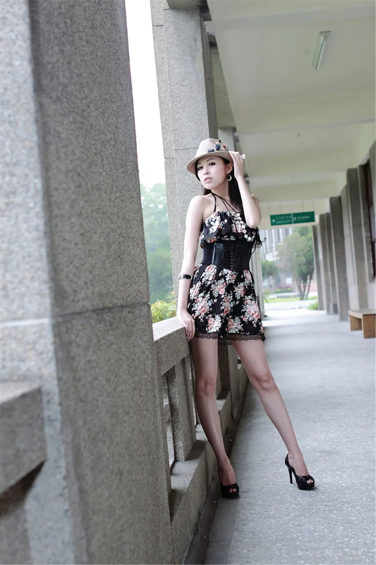 Taiwan Model Avy Du Kewei, Fashion Dress Street Snap Photo Set photo 1